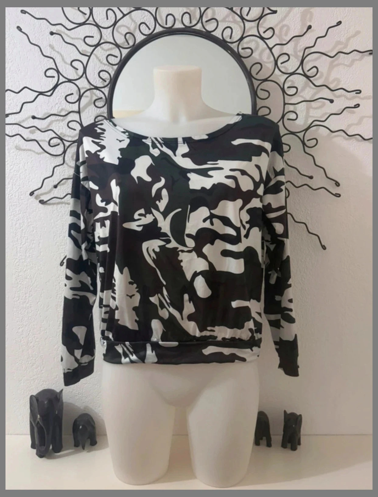 Haut Taille Unique - Motif Camouflage Noir et Blanc - Col Bateau - Manches Longues